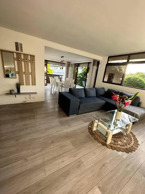Appart Spacieux Avec Citerne A Eau Et Acces Direct A La Plage Le Gosier  Apartment Le Gosier (Grande-Terre)